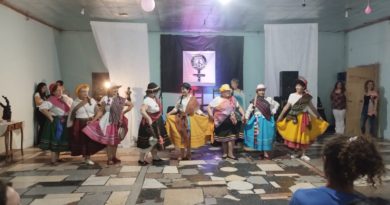 Otro encuentro de Mujeres en el escenario memorable. Otro encuentro de Mujeres en el escenario memorable.