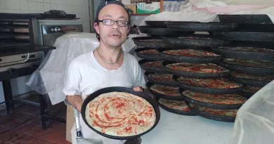 Juan Roldán, 24 años haciendo las prepizzas en el Hogar Santa María del Rosario.