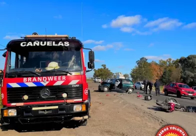 Brutal choque entre un auto y una moto en Ruta 205: tres personas heridas.