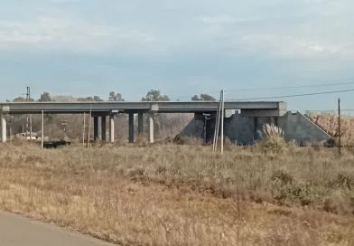 Las máquinas se detienen, pero el barro queda. ¿Quién terminará las obras viales ahora que disuelven Vialidad?