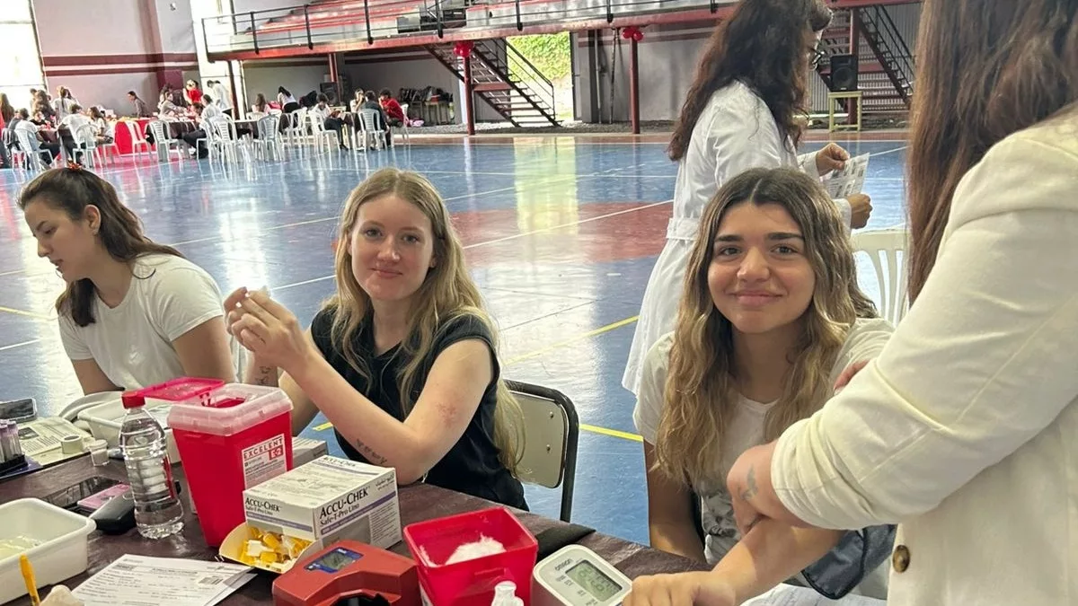 Exitosa colecta de sangre voluntaria del Colegio IMEI junto al HCANK.