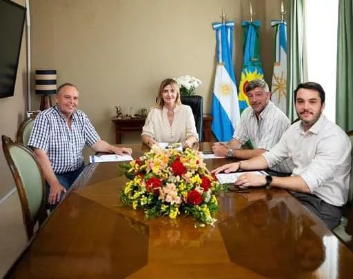 REUNIÓN ENTRE AUTORIDADES DEL MERCADO AGROGANADERO Y LA INTENDENTA MARISA FASSI REUNIÓN ENTRE AUTORIDADES DEL MERCADO AGROGANADERO Y LA INTENDENTA MARISA FASSI