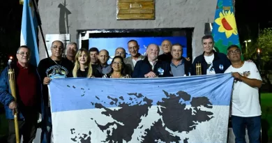 Cañuelas recordó a los héroes de Malvinas en una emotiva vigilia en Plaza Belgrano.