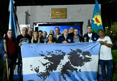 Cañuelas recordó a los héroes de Malvinas en una emotiva vigilia en Plaza Belgrano.