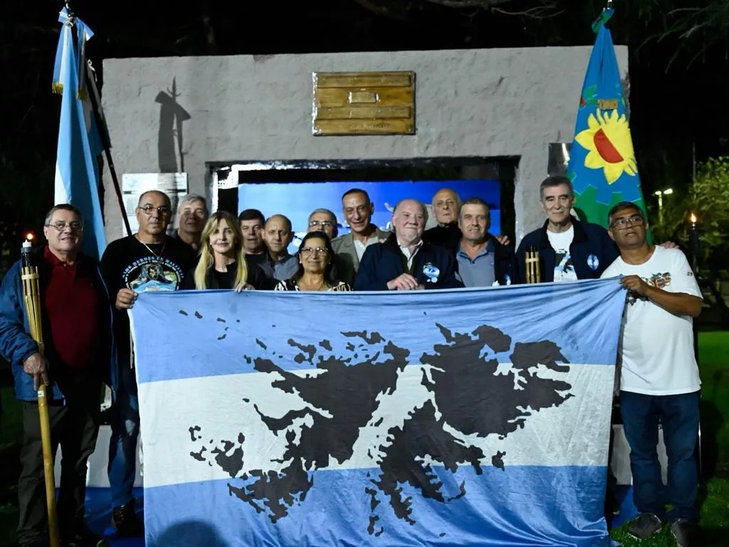 Cañuelas recordó a los héroes de Malvinas en una emotiva vigilia en Plaza Belgrano.