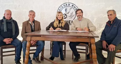 Convenio entre el Municipio y la Sociedad Rural para mejorar caminos rurales.