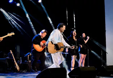 Palito Ortega llenó el Teatro Cañuelas en una noche cargada de clásicos y emoción.