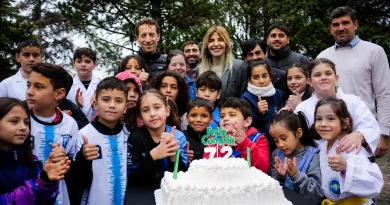 Alejandro Petión celebró su 72° aniversario con un emotivo acto en la plaza central.