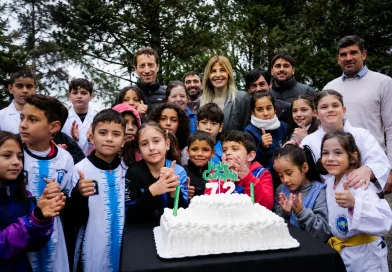 Alejandro Petión celebró su 72° aniversario con un emotivo acto en la plaza central.