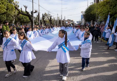 Fassi encabezó una emotiva Promesa de Lealtad a la Bandera junto a más de 1.500 estudiantes. Fassi encabezó una emotiva Promesa de Lealtad a la Bandera junto a más de 1.500 estudiantes.