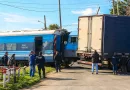 Un camión quedó detenido sobre las vías y fue embestido por un tren en El Castillo.
