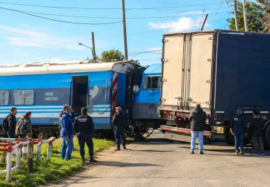 Un camión quedó detenido sobre las vías y fue embestido por un tren en El Castillo.
