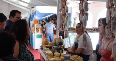 El impacto sociocultural de los fines de semana largos en la economía popular de Cañuelas.