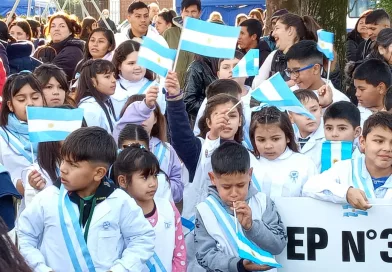 Juramento a la Bandera en Cañuelas, un eco de libertad y compromiso en la Plaza Belgrano.