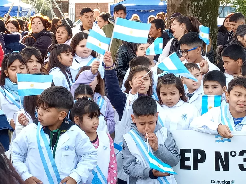 Juramento a la Bandera en Cañuelas, un eco de libertad y compromiso en la Plaza Belgrano.