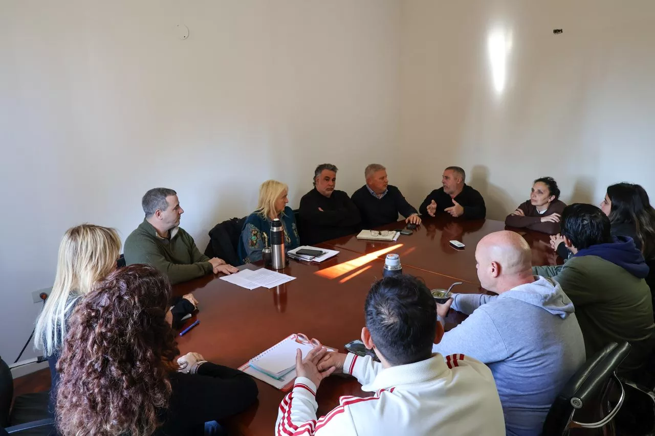 Fassi recibió a vecinos por los reclamos contra la Cooperativa Carboni.