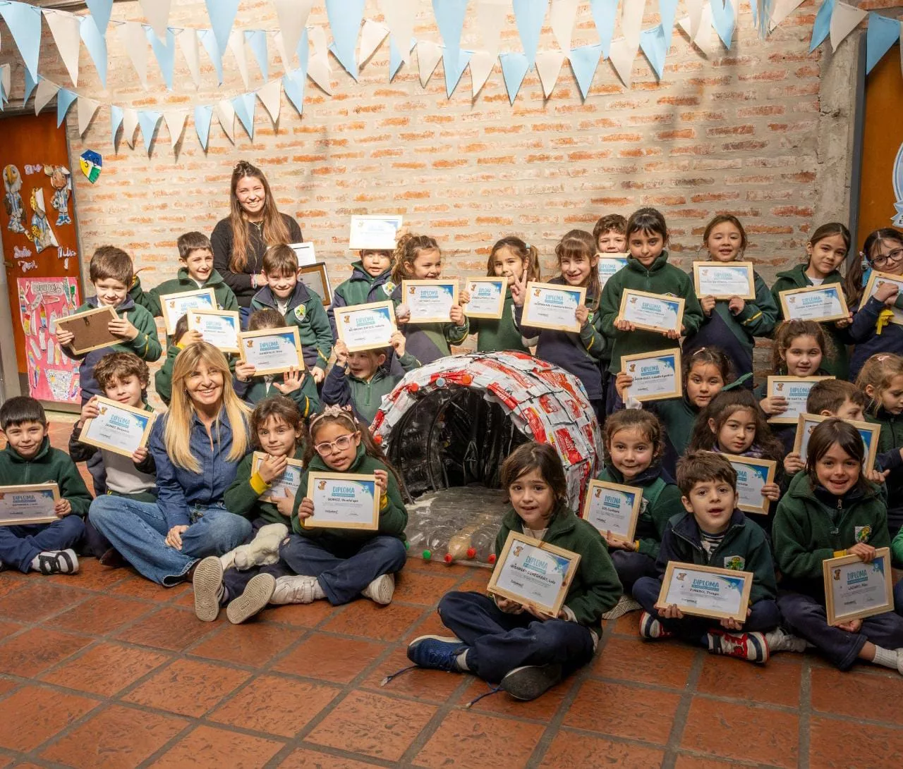 Alumnos de Silos crearon “Ecocuchas” y fueron reconocidos por su compromiso ambiental. Alumnos de Silos crearon “Ecocuchas” y fueron reconocidos por su compromiso ambiental.