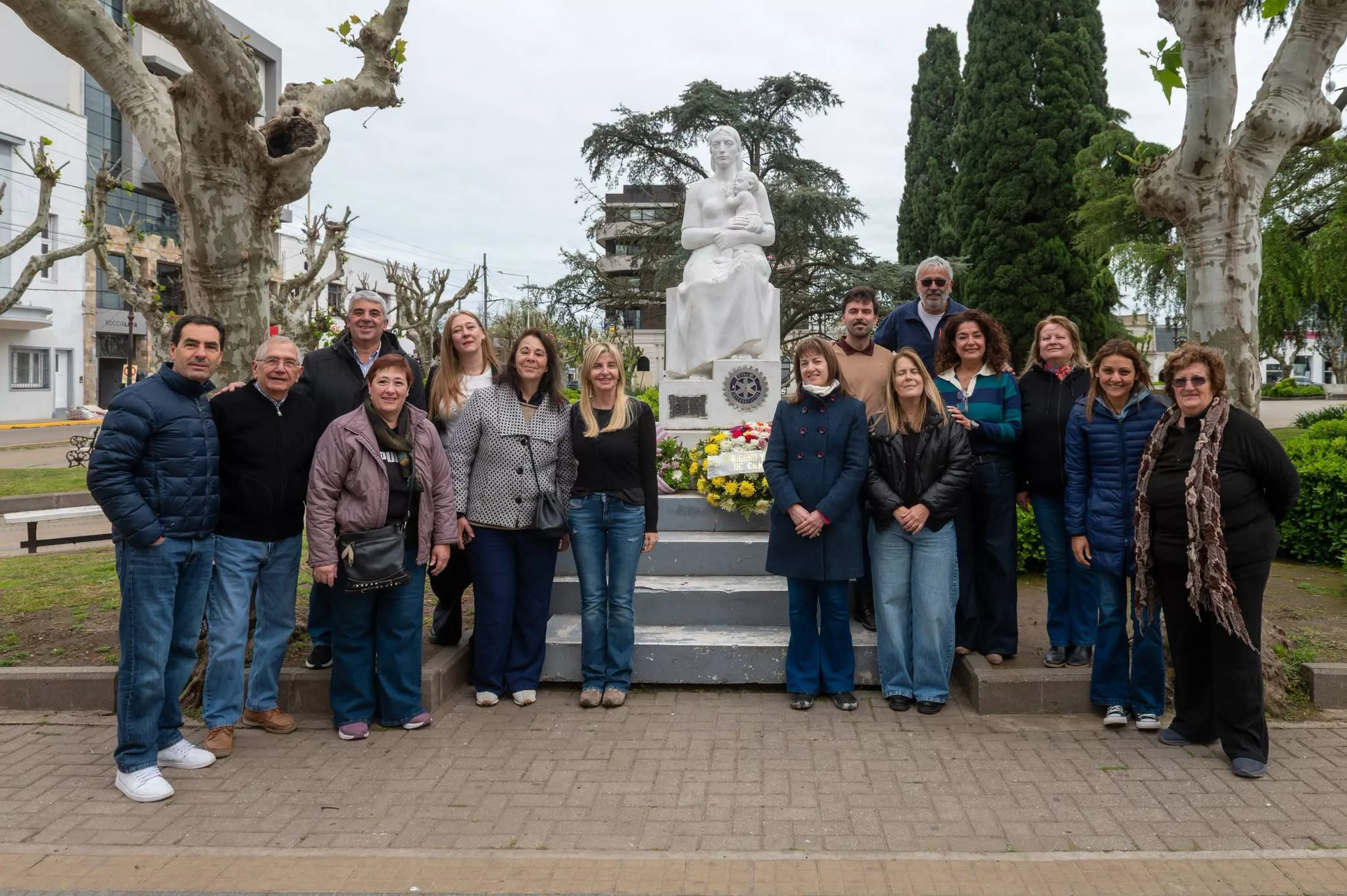 Cañuelas: homenaje a las madres en la Plaza San Martín. Cañuelas: homenaje a las madres en la Plaza San Martín.
