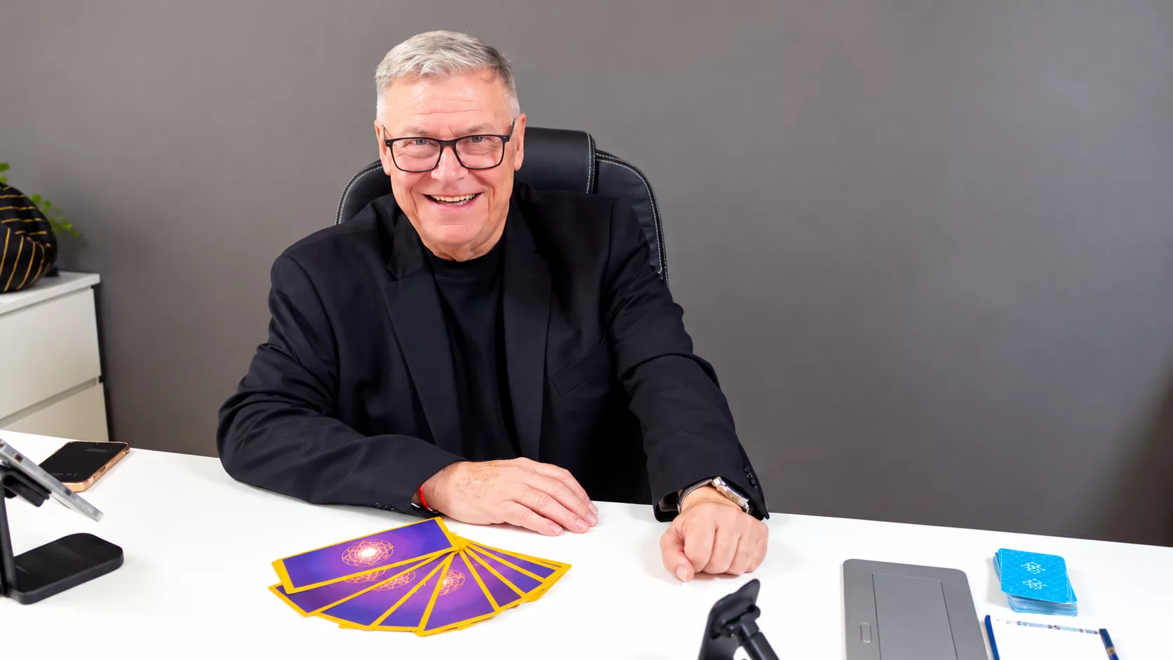 Gerardo Luján Massini: de Cañuelas a conquistar las redes, la televisión y el teatro de la mano del tarot. Gerardo Luján Massini: de Cañuelas a conquistar las redes, la televisión y el teatro de la mano del tarot.